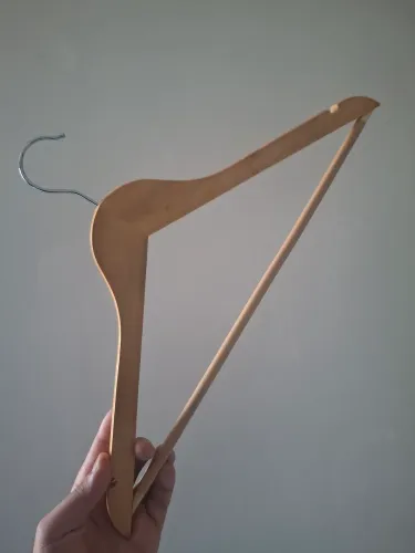 Kit 30 cabides madeira + 13 cabides acrílico