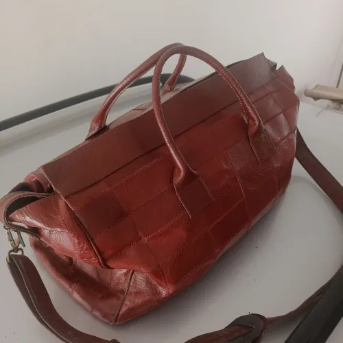 Bolsa em Couro Bordô +ou- 65cm comprimento 35cm largura 