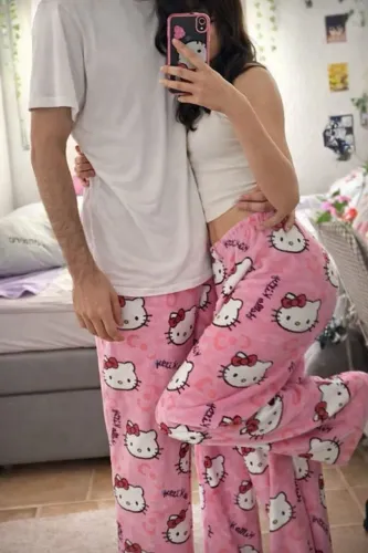 Perfeição de calça Hello Kitty em pelúcia e algodão fica perfeito em qualquer corpo