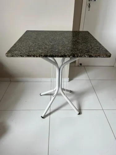 Mesa com Tampo de Granito - Resistente (Sem Cadeiras)