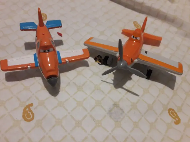 2 aviões de brinquedo