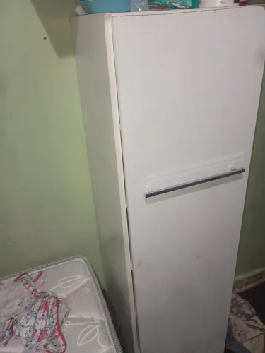 Guarda-roupa pequeno de bebê