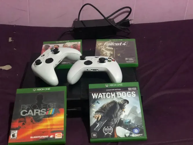 Xbox one FAT 1T acompanha cabos jogos e dois controles.
