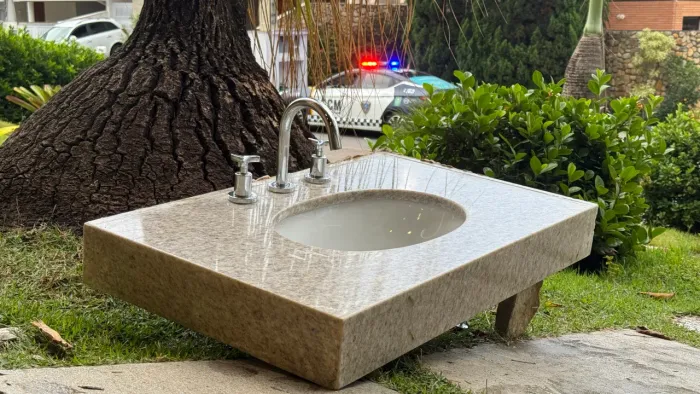 Pia Granito Itaunas + Torneira Docol 80x50