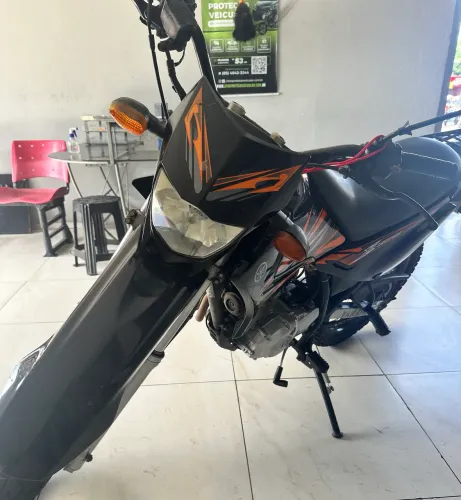 XTZ 125 E ano 2014 moto está extra .