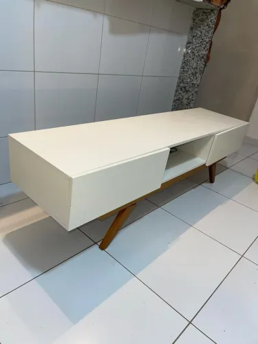 Rack / Aparador / Buffet Retrô Branco com Pés de Madeira + Nicho