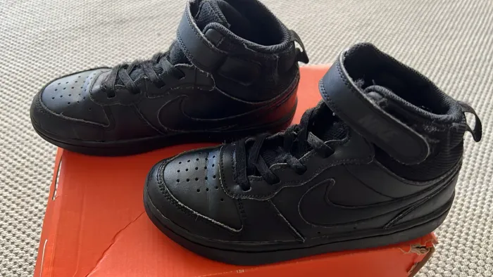 Tênis preto cano alto infantil 