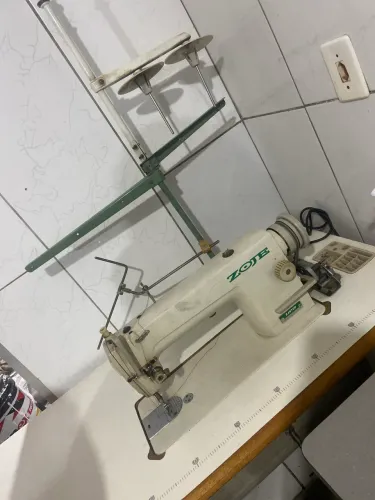 Vende-se máquina de costura reta e overloque 