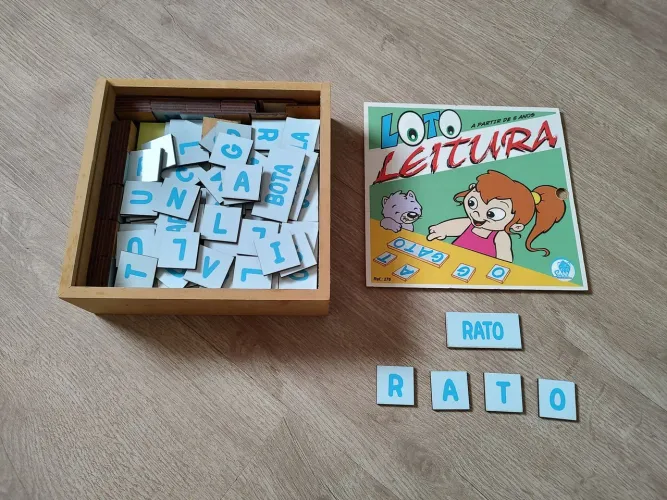 Jogo infantil de madeira letras