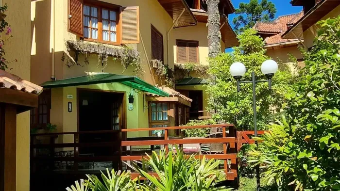 Casa de condomínio para venda possui 165 metros quadrados com 4 quartos