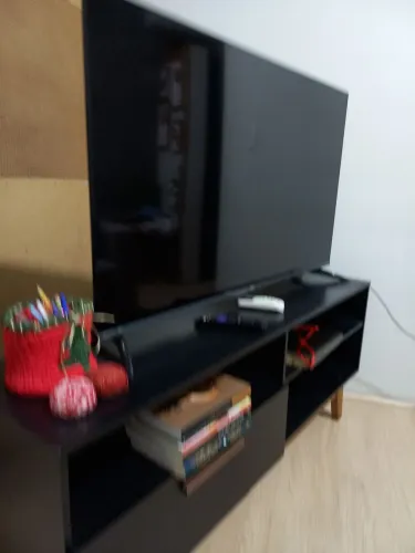 Televisão Philco 50 polegadas com rack cor preta <br>Smart TV da Philco tem sistema Roku TV