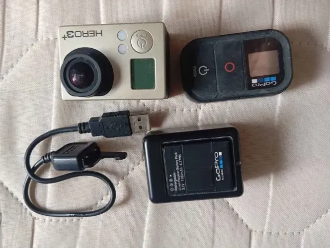 GoPro HERO3 acompanhada de acessórios.