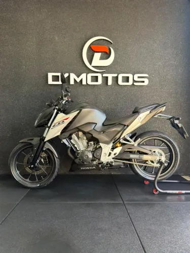 HONDA CB 300F TWISTER - 2026 - EMPLACADA
