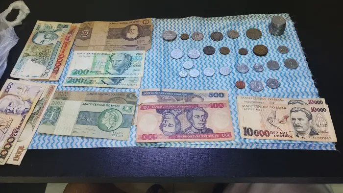 Moedas e notas antigas.