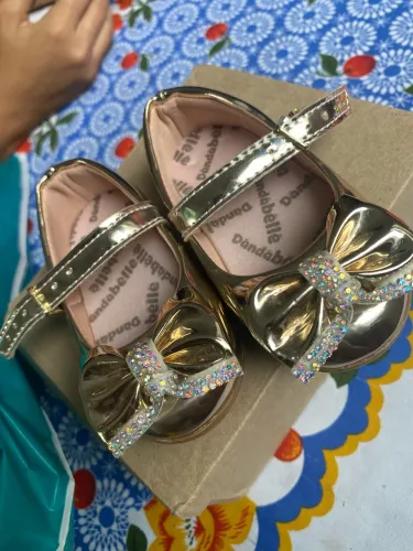 Sapatilha ourada pra bebê