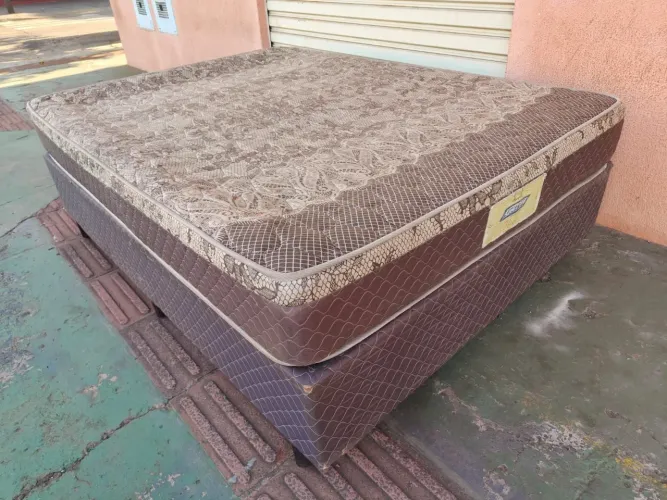 CAMA BOX CASAL TAMANHO PADRÃO USADA BEM CONSERVADA COLCHÃO EM MOLAS ENTREGO CONFIRA ?
