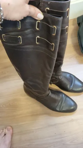Botas de couro marrom e preta