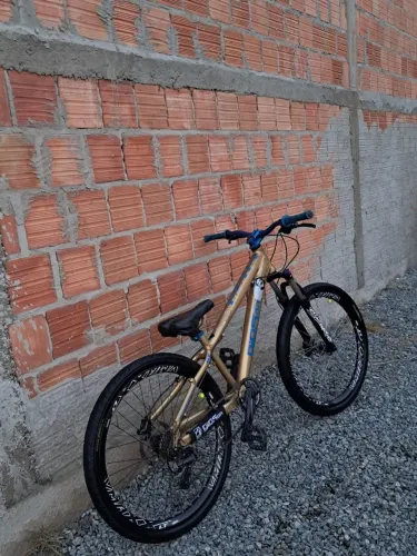 Vendo bicicleta gios aro 26 suspensão nova freios hidráulicos