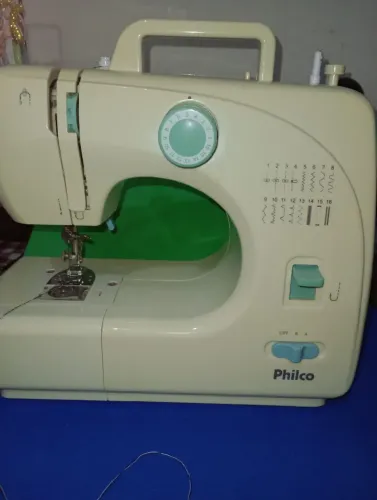 Máquina de costura Philco doméstica