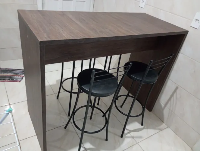 Bancada com 4 banquetas