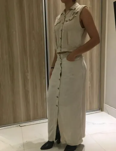 Conjunto saia longa e colete bege 