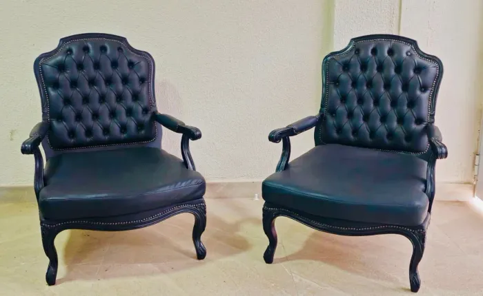 PAR DE POLTRONAS CLÁSSICAS ESTILO LUIZ XV 