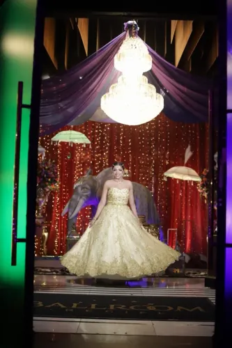 Vestido 15 anos, bordado, tons dourados, alta costura.  acompanha véu e roupa pós-valsas 