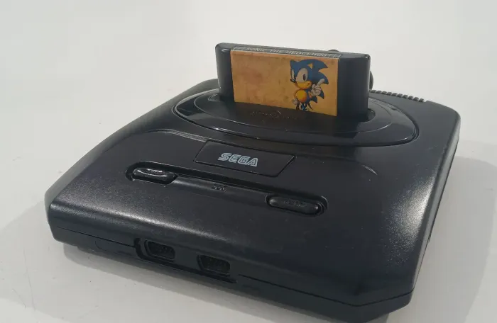 Mega drive + 2 controles originais + 2 jogos.