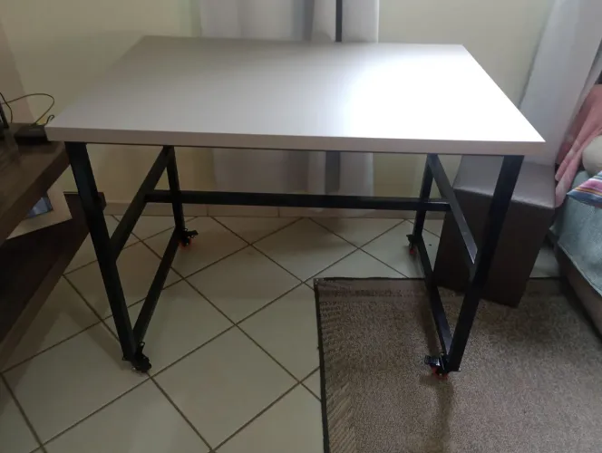 Mesa multiuso 1,00x0,70 /80 altura com rodinha