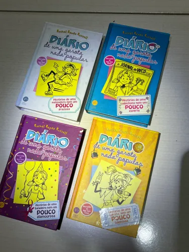 Vendo os livros da coleção Diário de uma garota nada popular