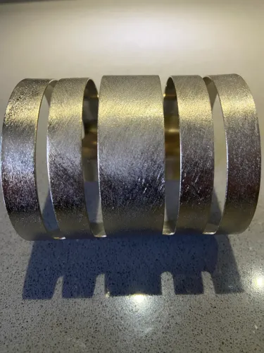 Máxi Bracelete de metal dourado escovado fosco