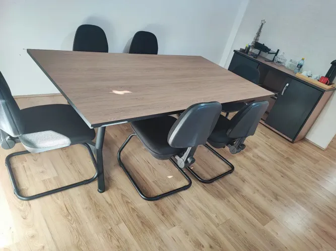 Mesa de reunião com 06 cadeiras