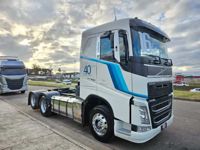 Volvo FH 460 6x2 Ano 2016 Automático Maleiro Original Mídia Grande Interna puxava tanque