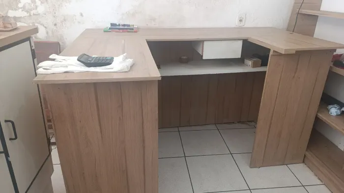 Vendo caixa comercial bem conservado apenas um ano de uso