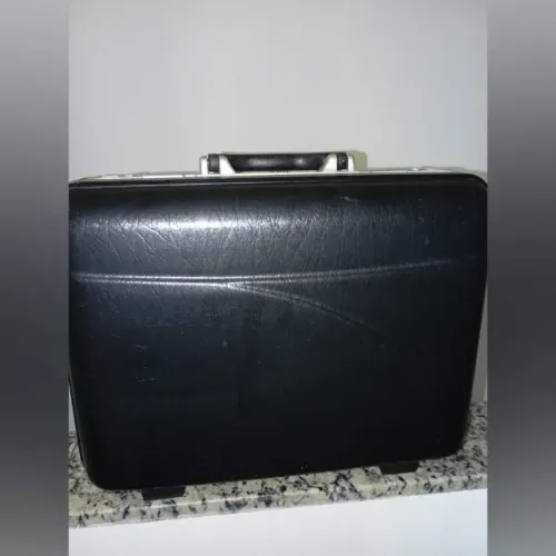 Maleta Preta com Detalhes em Prata Executiva Clássica 