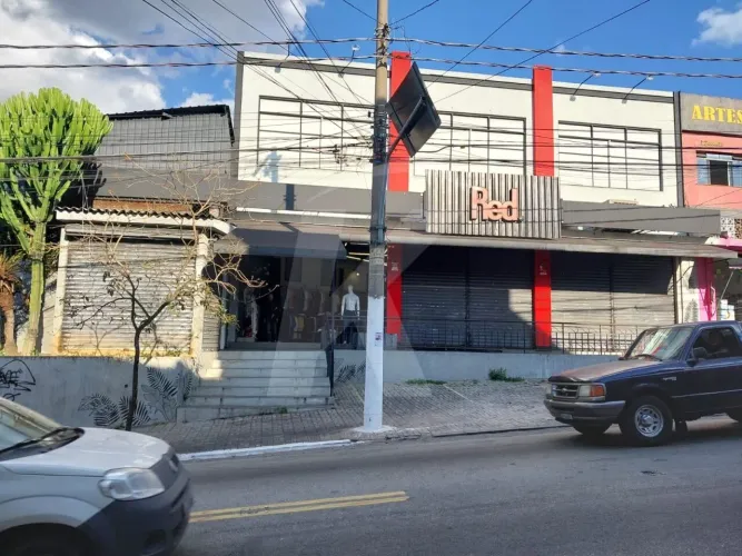 Salão comercial medindo 200 m² com 2 banheiros e 5 vagas de garagem.