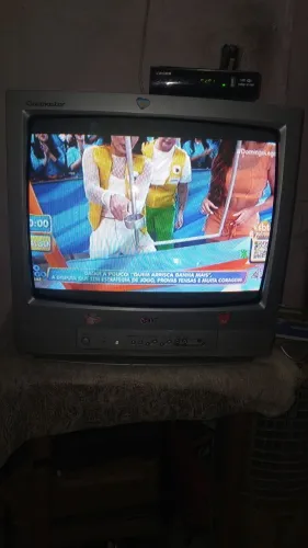 TV LG 20 polegadas com conversor e controle.
