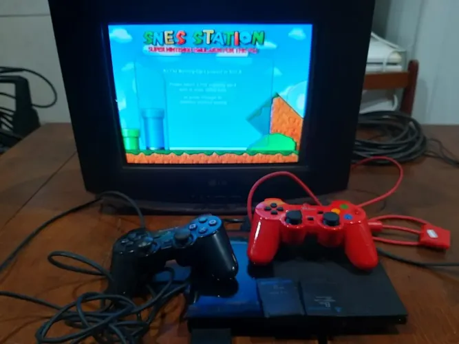 Playstation 2 com 2 controles e TV de brinde