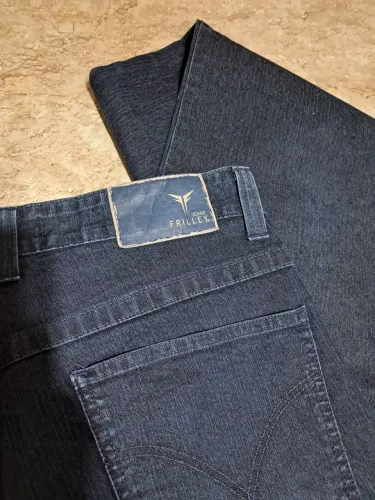 Calça jeans marca frilley