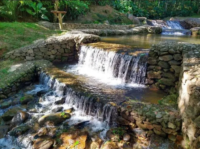 Sítio maravilhoso c rio cristalino e cachoeira. Casa c 3 Suítes e área de lazer.