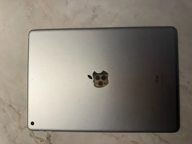 Vendo iPad Apple de 9ª geração, com 256 GB de armazenamento, na cor cinza espacial.