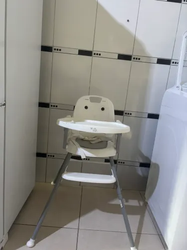 Cadeira pra dar almoço pra bebê, pouco tempo de uso 