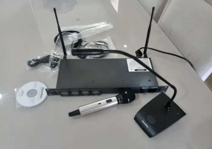 2 Microfones Digitais Profissionais Sem Fio. Um de Púlpito e outro de Mão.