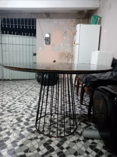 Mesa redonda com base de ferro