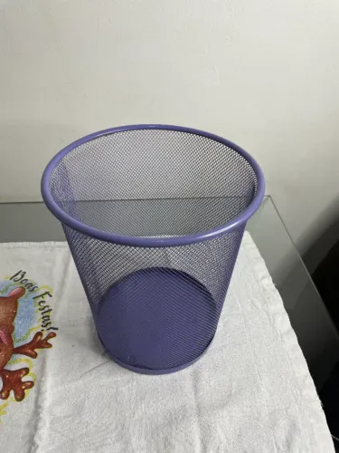 CESTO DE LIXO EM METAL ROXO - USADO