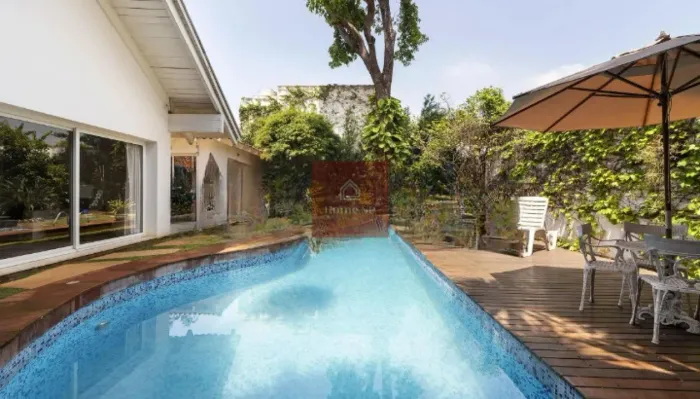 Casa Térrea - 4 Dormitórios, 2 suítes, 7 vagas e com 580m² - Brooklin