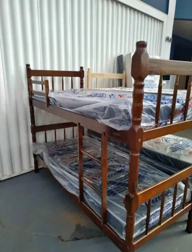 Beliche Envernizada Reforçada Torneada Com Colchões Novos