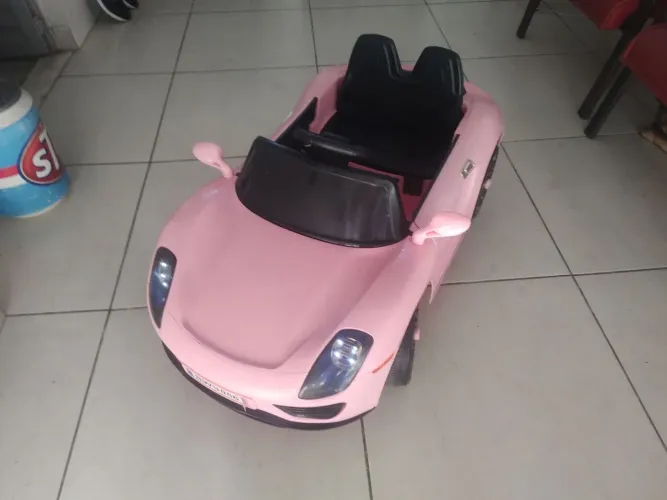 Carrinho infantil elétrico praticamente Novo