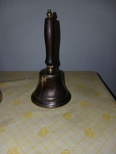Sino de mesa em bronze e madeira antigo