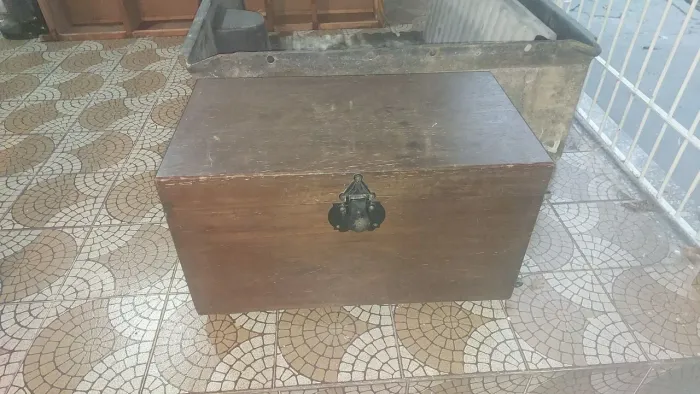 Antigo baú em madeira nobre decada de 50